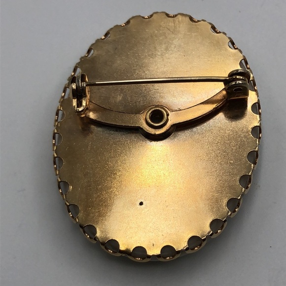 Vintage Victorian Brooch Oval Romantic Porcelain Cabochon Gold tone frame - Picture 2 of 4